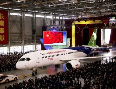 Η πρώτη πτήση του επιβατικού αεροσκάφους κινεζικής παραγωγής C919 (βίντεο)